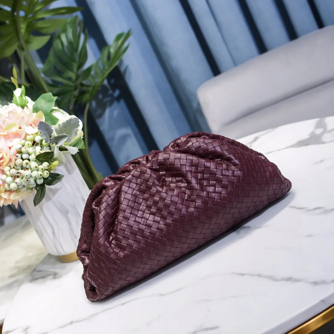 Real shot🔥🔥The counterattack of the popular Bottega Veneta started with this series of cloud bags, which went viral in the fashion circle and started a craze! Out of stock, out of stock, out of stock... One piece is hard to find, super hard to buy, regardless of age, season, or occasion. Very classy. Really, if you carry this on the road, it will turn heads! This is also the reason why this series is so expensive. Large size: 38*20*8.5cm [Big Cloud Weaving]